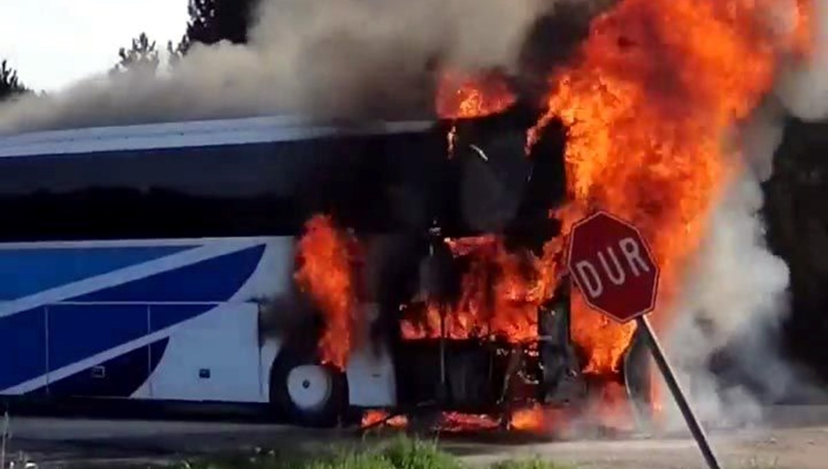 Yolcu otobüsü alev alev yandı Yolcu otobüsü alev alev yandı