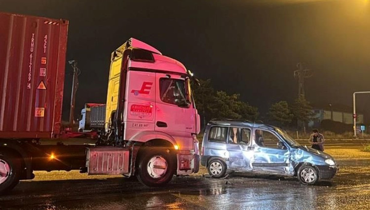 TIR ve hafif ticari araç çarpıştı: 1 yaralı TIR ve hafif ticari araç çarpıştı: 1 yaralı