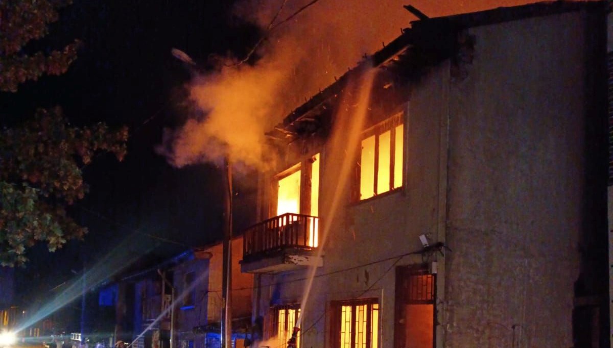Bolu'da 2 katlı ahşap ev alevlere teslim oldu Bolu'da 2 katlı ahşap ev alevlere teslim oldu