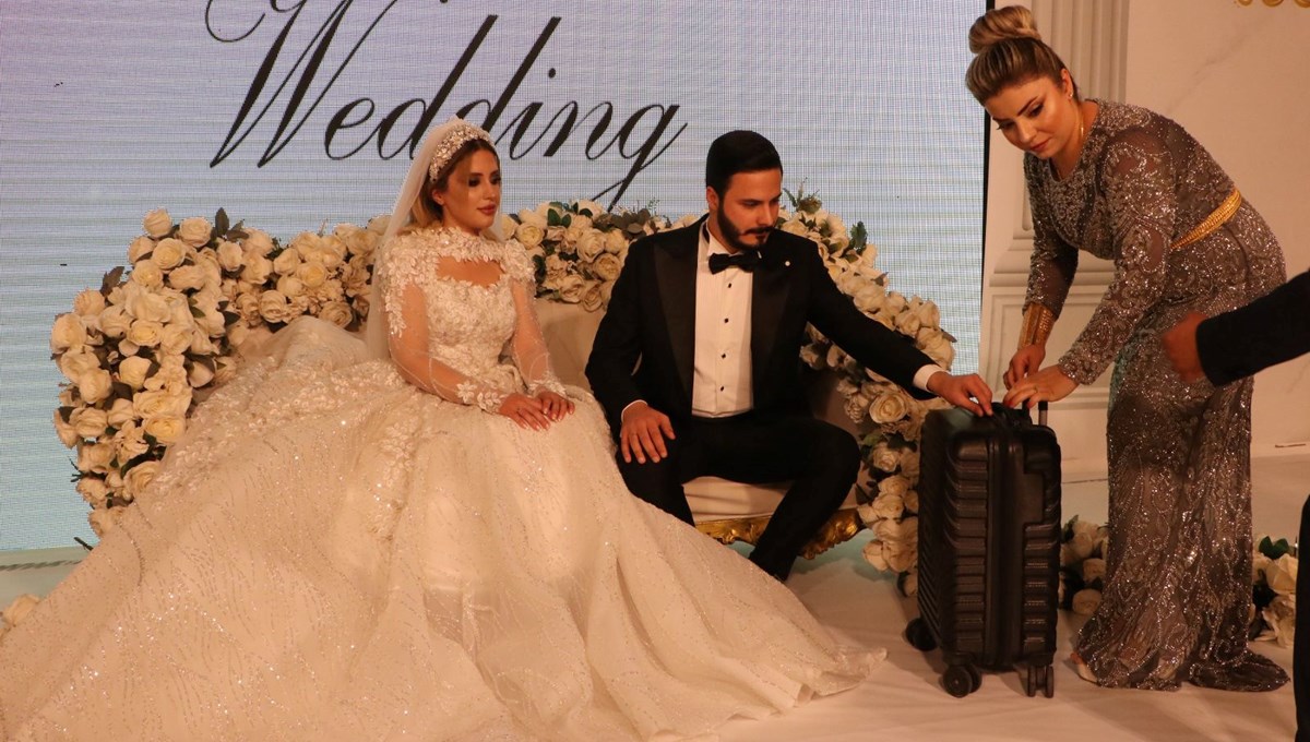 Şanlıurfa'da aşiret düğünü: Geline bir valiz dolusu altın takıldı Şanlıurfa'da aşiret düğünü: Geline bir valiz dolusu altın takıldı