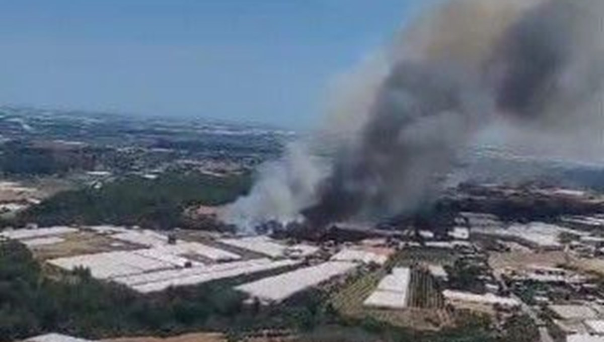 Antalya'da yerleşim yerlerine yakın alanda yangın Antalya'da yerleşim yerlerine yakın alanda yangın