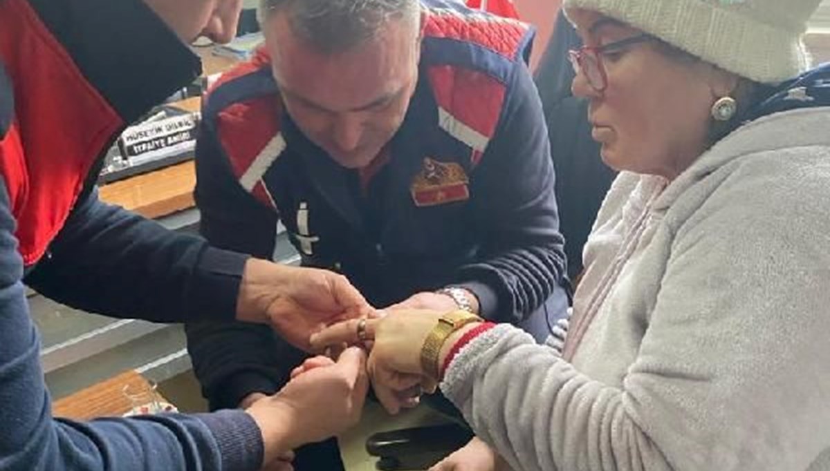 Parmağında sıkışan yüzüğü itfaiye çıkardı Parmağında sıkışan yüzüğü itfaiye çıkardı