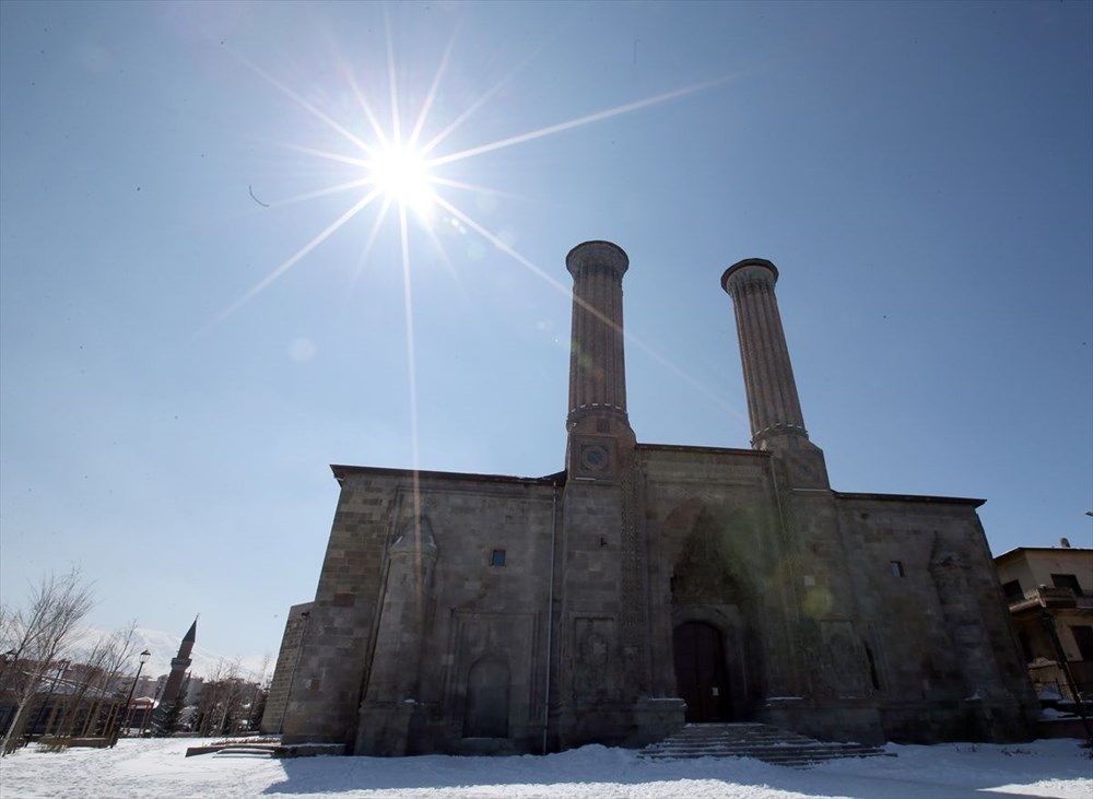 Erzurum yüzlerce yıllık yapılarıyla ziyaretçilerini tarihi yolculuğa çıkarıyor - 8
