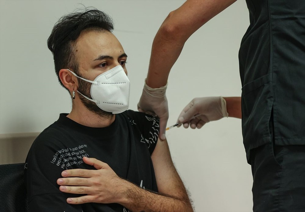 İzmir'de aşı kuyruğu: Yoğunluk akşam da sürdü - 11