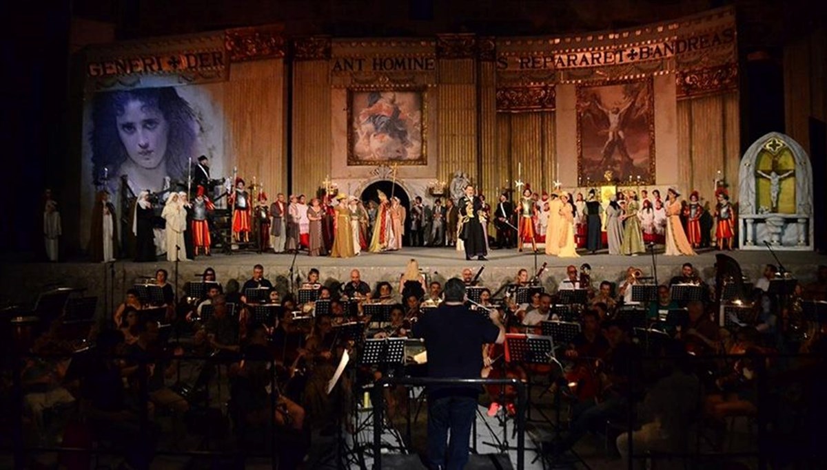 Mustafa Kemal Atatürk'ün en sevdiği operalardan biri olan Tosca, Aspendos'ta Mustafa Kemal Atatürk'ün en sevdiği operalardan biri olan Tosca, Aspendos'ta