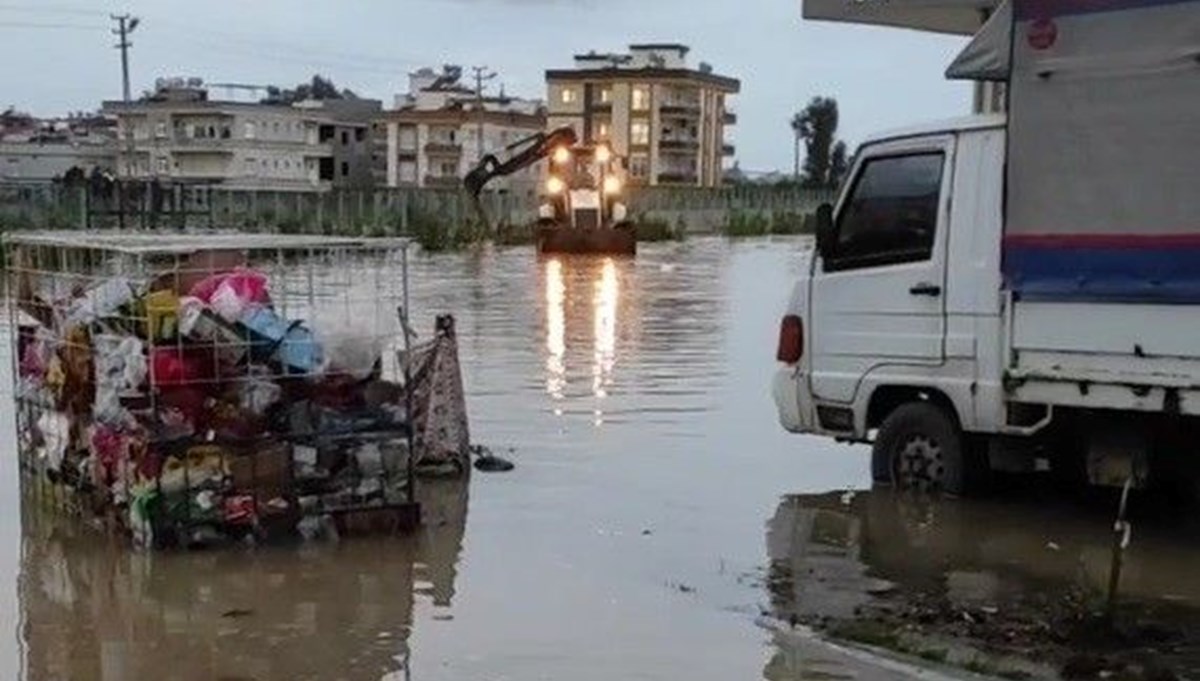 Şebeke borusu patladı, mahalle su altında kaldı Şebeke borusu patladı, mahalle su altında kaldı