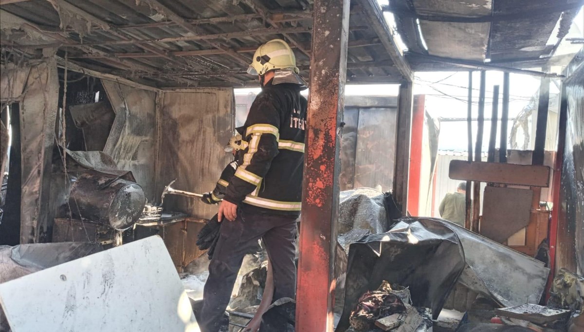 Hatay'da depremzedelerin yaşadığı 3 konteynerde yangın Hatay'da depremzedelerin yaşadığı 3 konteynerde yangın
