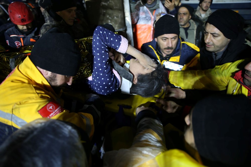 Enkaz altındakiler için zamana karşı yarış - 15