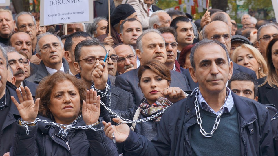 Gazeteci Can Dündar ve Erdem Gül’ün tutuklanmasına protesto - 8