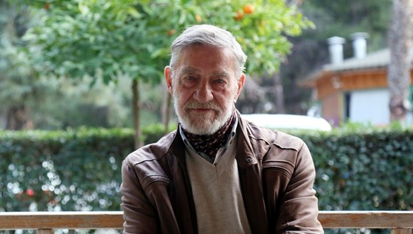 Ahmet Mekin, hastanedeki eşinin yanından ayrılmıyor