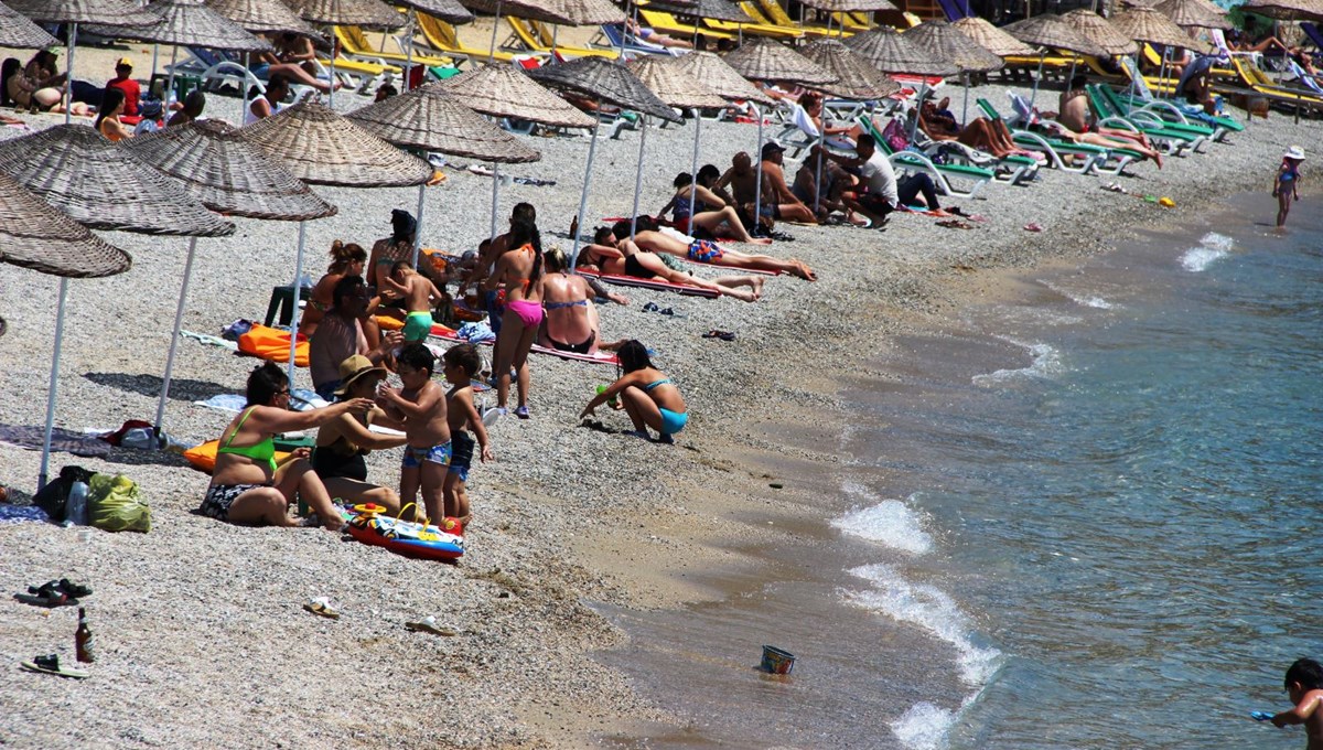 Hava sıcaklığının 32 dereceyi bulduğu Bodrum'da sahiller doldu taştı