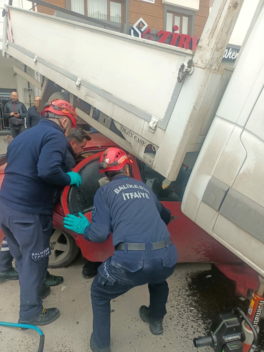 Kontrolden Çıkan Araç Kamyonetle Çarpıştı: Korkunç Bir Durum 74