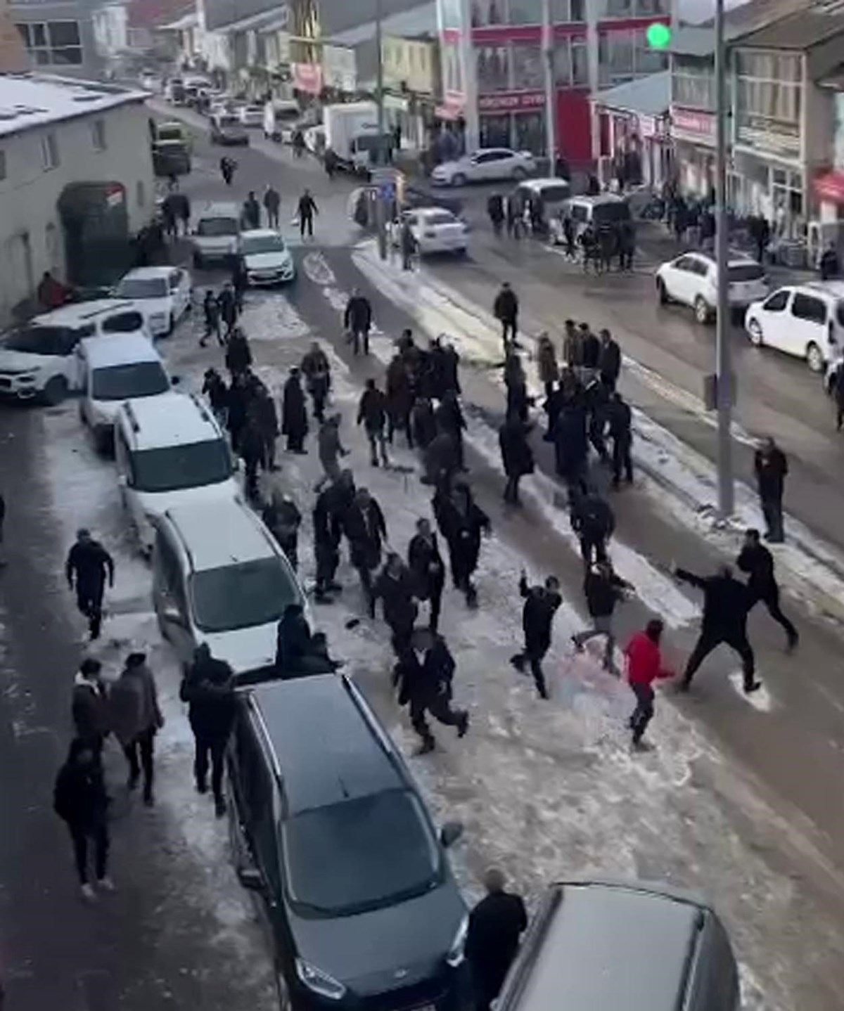 Görüntülerde bazı yaralıların yerde yattığı görüldü. Görüntülerde bazı yaralıların yerde yattığı görüldü.