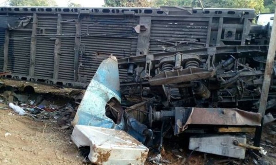 Hindistan’da tren raydan çıktı: 36 ölü - 1