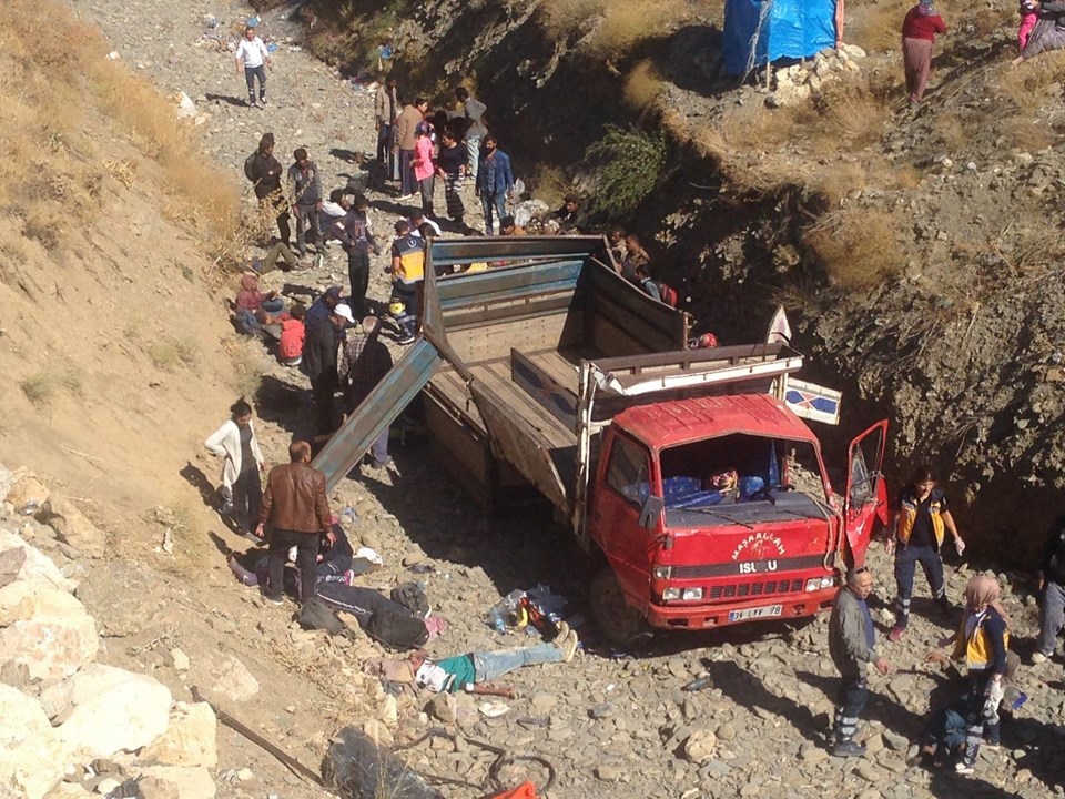 Hakkari'de kaçakları taşıyan kamyonet devrildi: 66 yaralı - 1