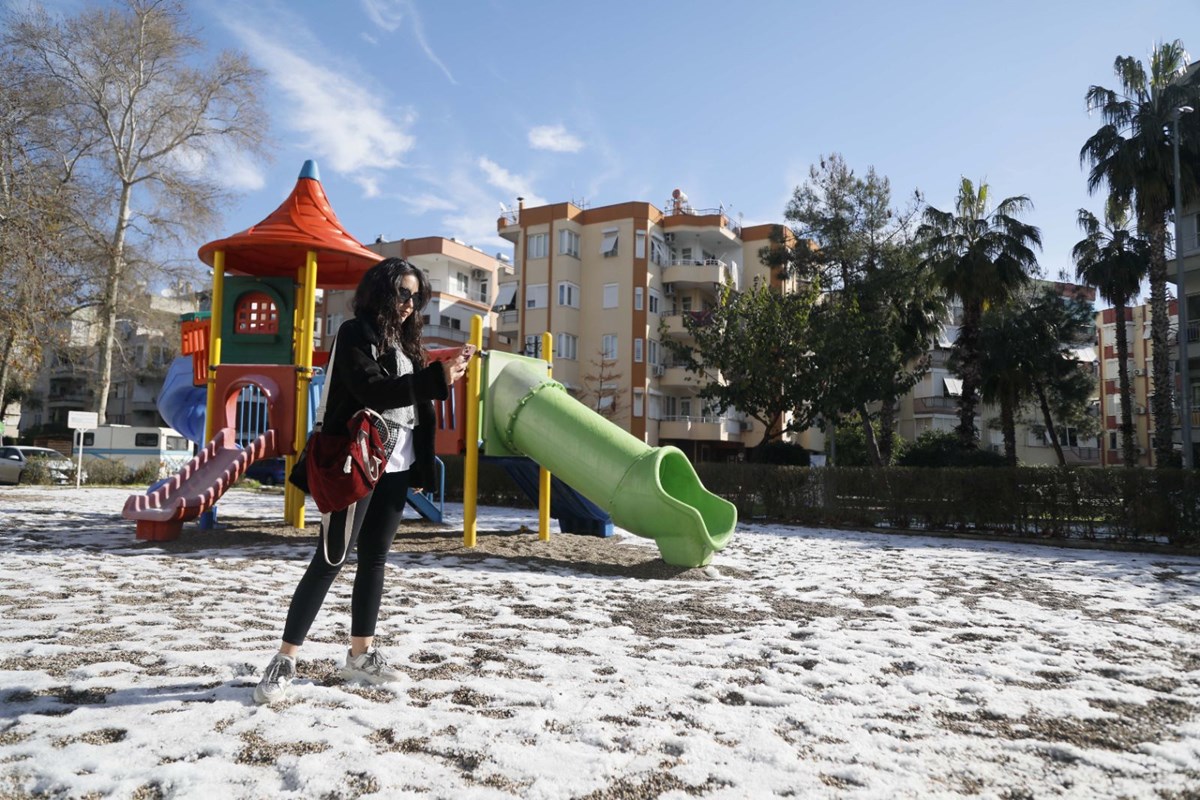 Antalya’yı süper hücre vurdu, sokaklar beyaza büründü: Hava trafiği 3 saat boyunca durdu