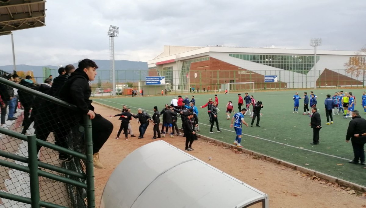 Hakem penaltı kararı verdi, saha karıştı