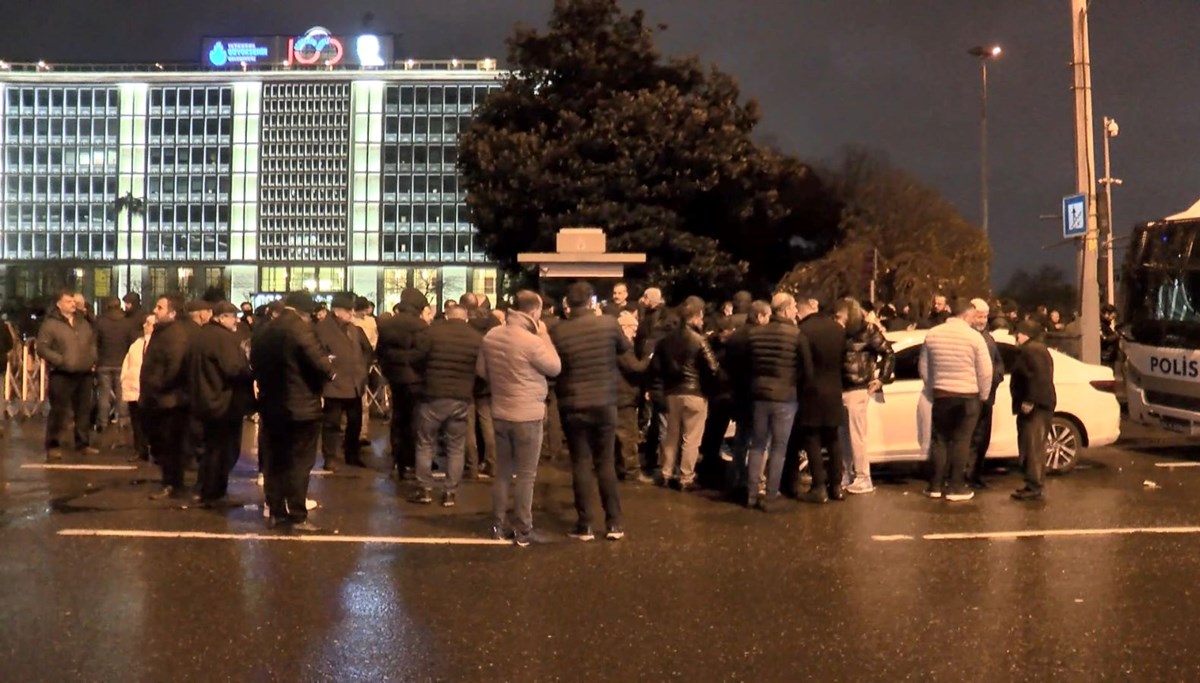 Özel halk otobüsü sahiplerinden belediye önünde eylem