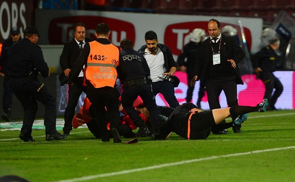 Trabzonspor-Fenerbahçe maçında hakeme saldırı! Karşılaşma tatil edildi - 2