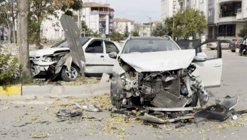 Aksaray'da üç araç birbirine girdi