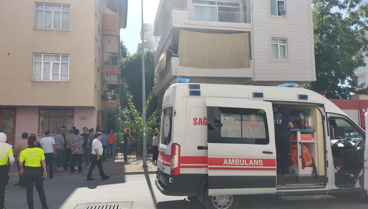 Antalya'da iki katlı evde yangın