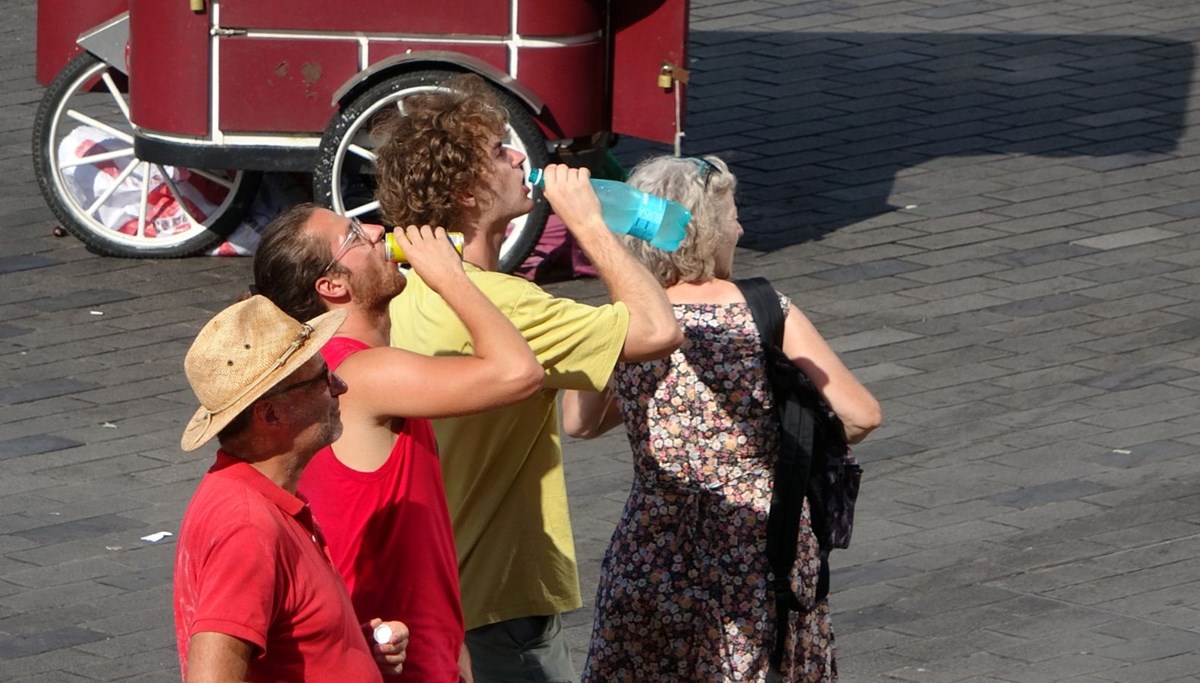 Taksim'de turistlerin sıcak havayla imtihanı