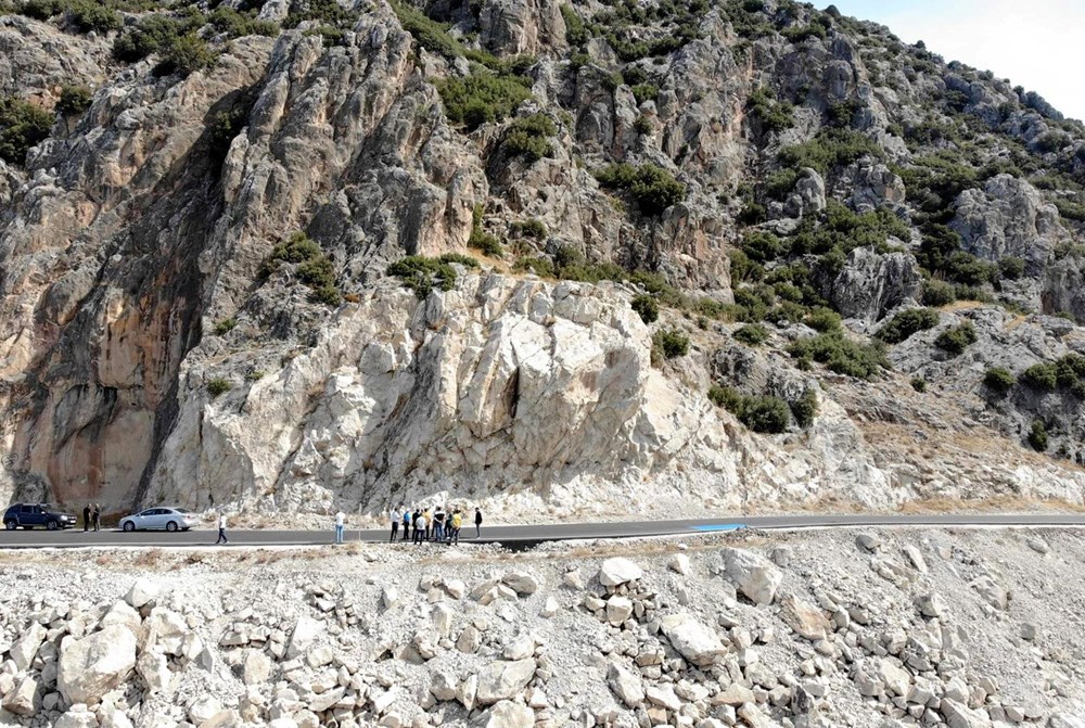 Salda Gölü'nde tepki çeken görüntü: Etrafına asfalt döküldü - 3