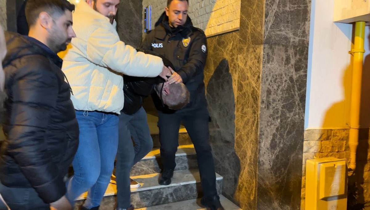Sokaktan kedileri toplayıp, evinde öldürüp bahçeye attı Sokaktan kedileri toplayıp, evinde öldürüp bahçeye attı