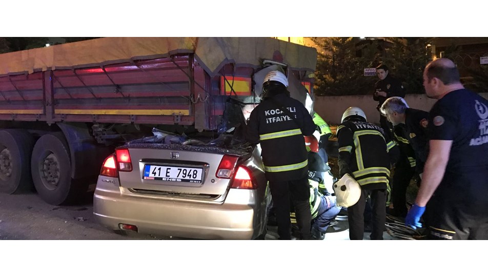 Park halindeki TIR'a çarpan otomobildeki iki kişi yaşamını yitirdi