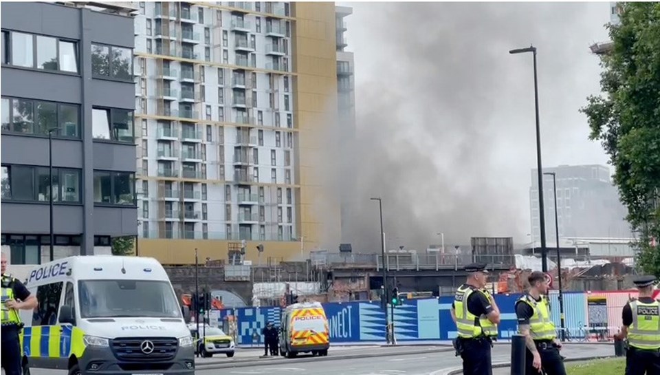 Londra'da tren istasyonunda korkutan yangın - 1