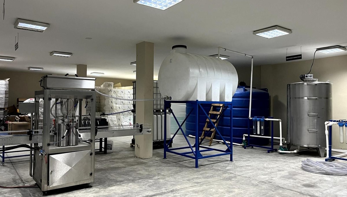 Mersin'de 20 ton etil alkol ele geçirildi Mersin'de 20 ton etil alkol ele geçirildi
