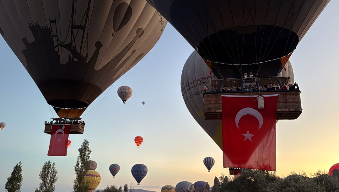 Kapadokya'da balonlar Türk bayraklarıyla uçtu