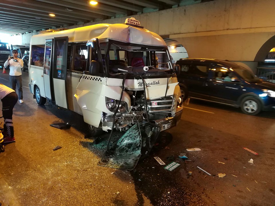 Fatih'te minibüs, özel halk otobüsüne çarptı: 10 yaralı - 1