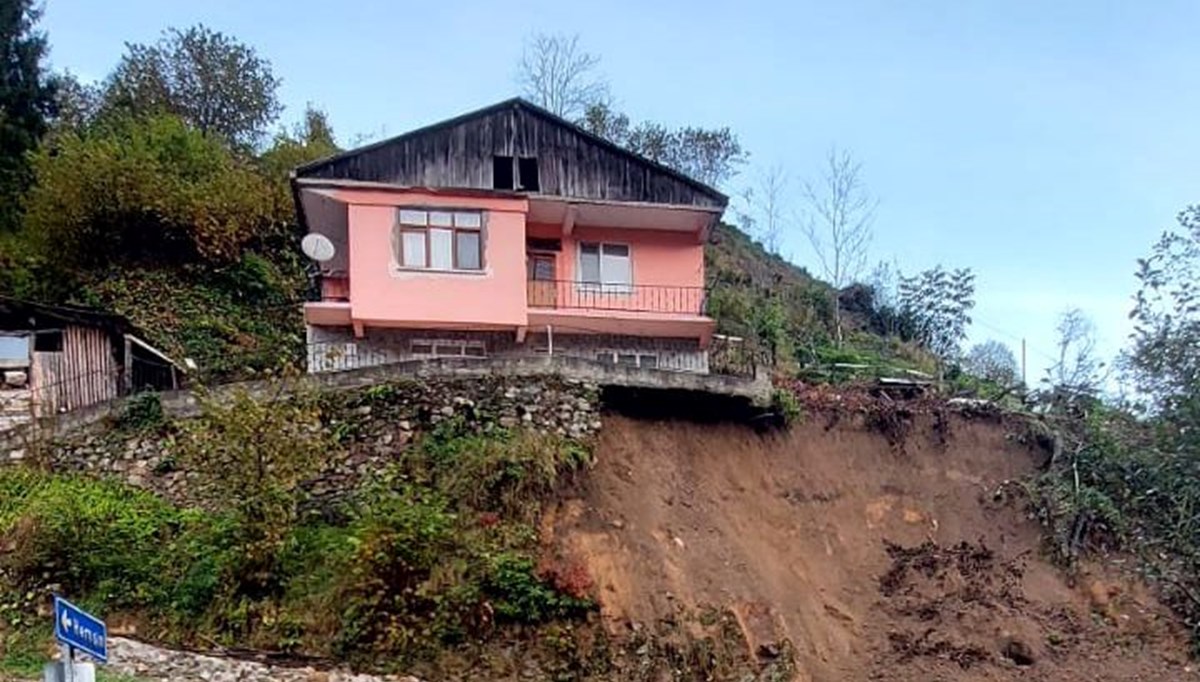 Rize'de heyelan: 2 katlı evde hasar oluştu Rize'de heyelan: 2 katlı evde hasar oluştu
