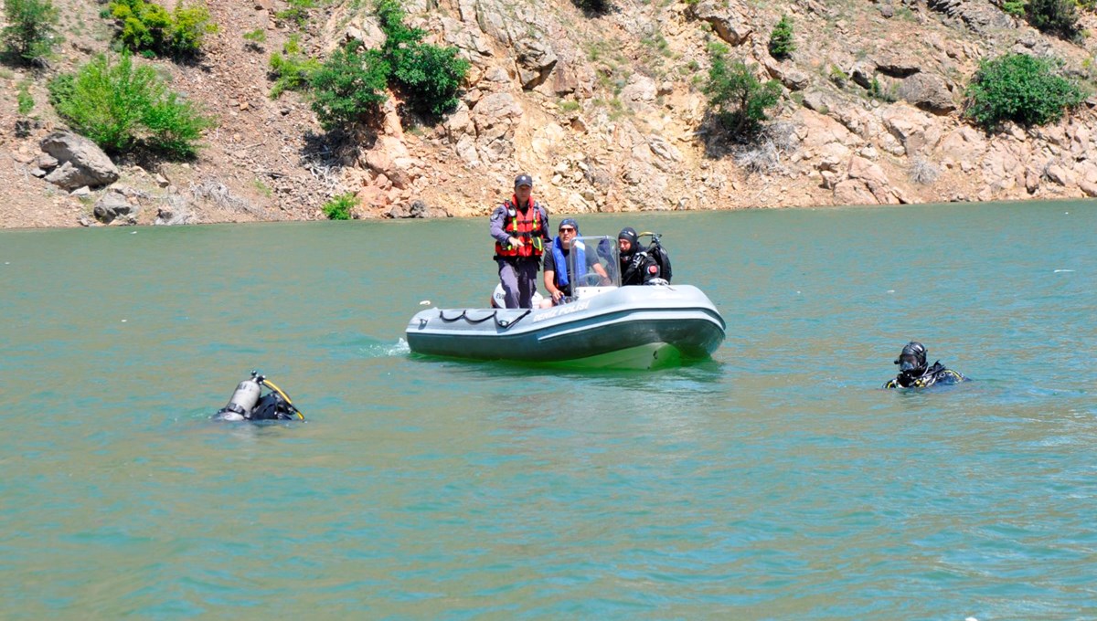 Nehre düşen kamyoncu 10 gündür kayıp