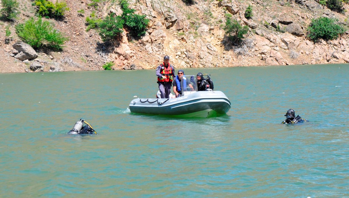 Nehre düşen kamyoncu 10 gündür kayıp Nehre düşen kamyoncu 10 gündür kayıp
