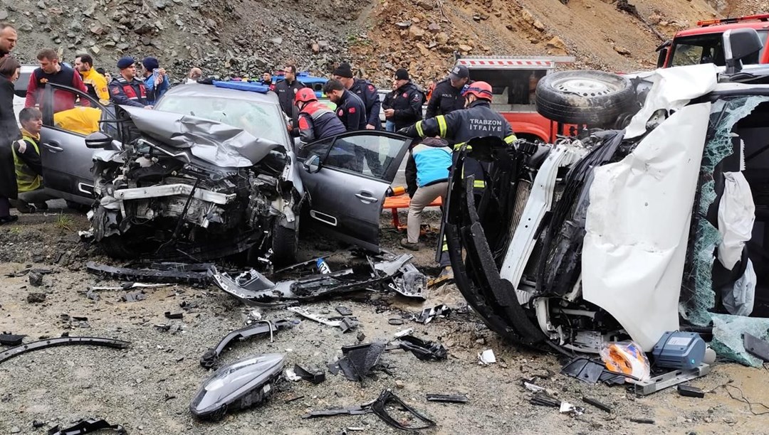 Trabzon'da iki araç kafa kafaya çarpıştı: Yaralılar var