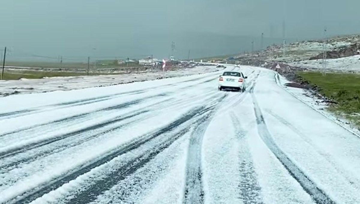 Anidan dolu bastırdı! Karayolu beyaza büründü