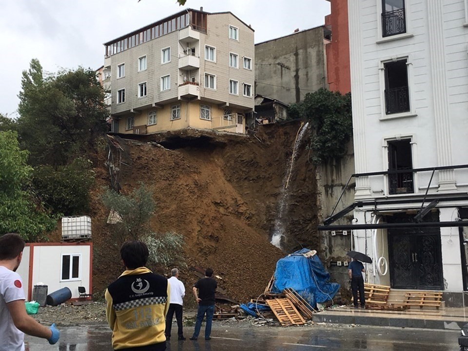 Beyoğlu'da 4 katlı bina çöktü - 1