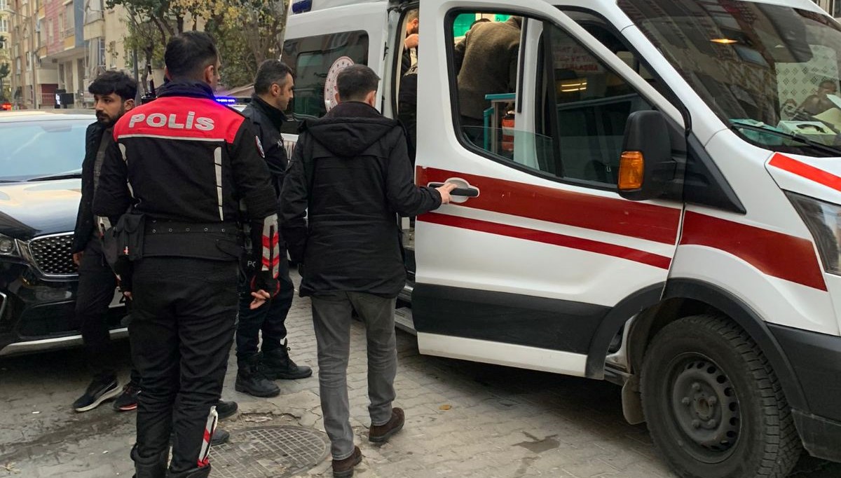 Eşiyle tartışıp kendini bıçakladı Eşiyle tartışıp kendini bıçakladı