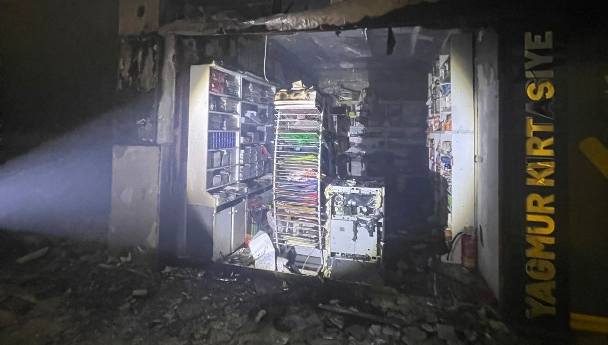 Van'da 4 dükkan yandı