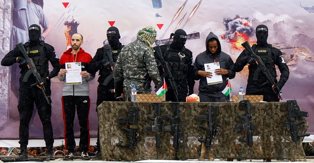 İsrailli esir serbest bırakılırken Hamas savaşçısını alnından öptü - 3