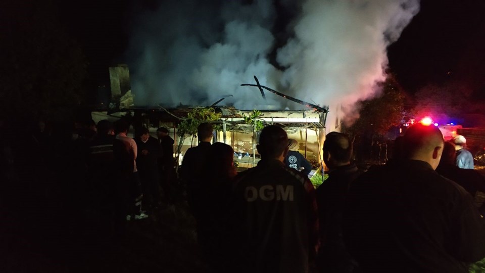 Kastamonu'da ev yangını: İçerde olduğu düşünülen bir kişi aranıyor - 2