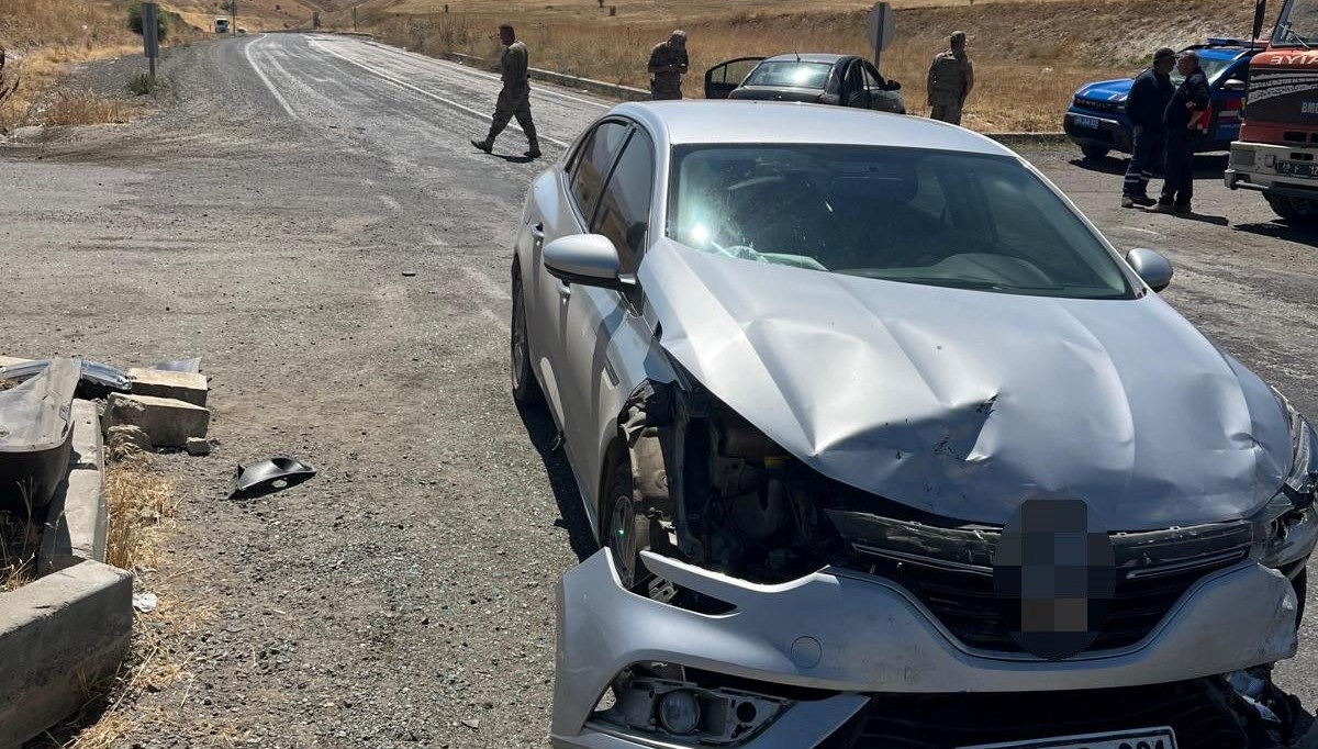 Varto’da otomobiller çarpıştı: 8 yaralı