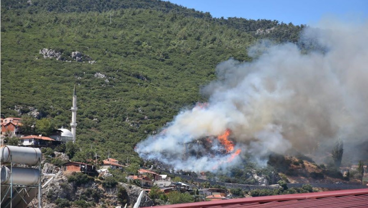 İzmir’de iki ayrı noktada orman yangını (Havadan ve karadan müdahale başladı)