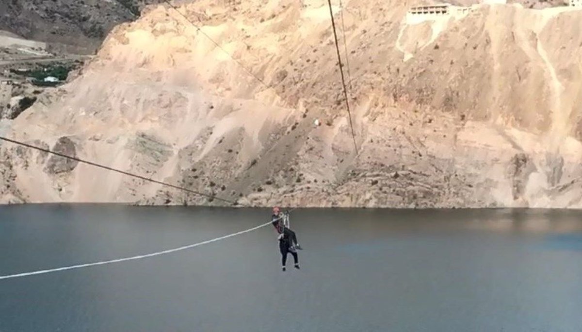 Belediye başkanı zipline'da mahsur kaldı