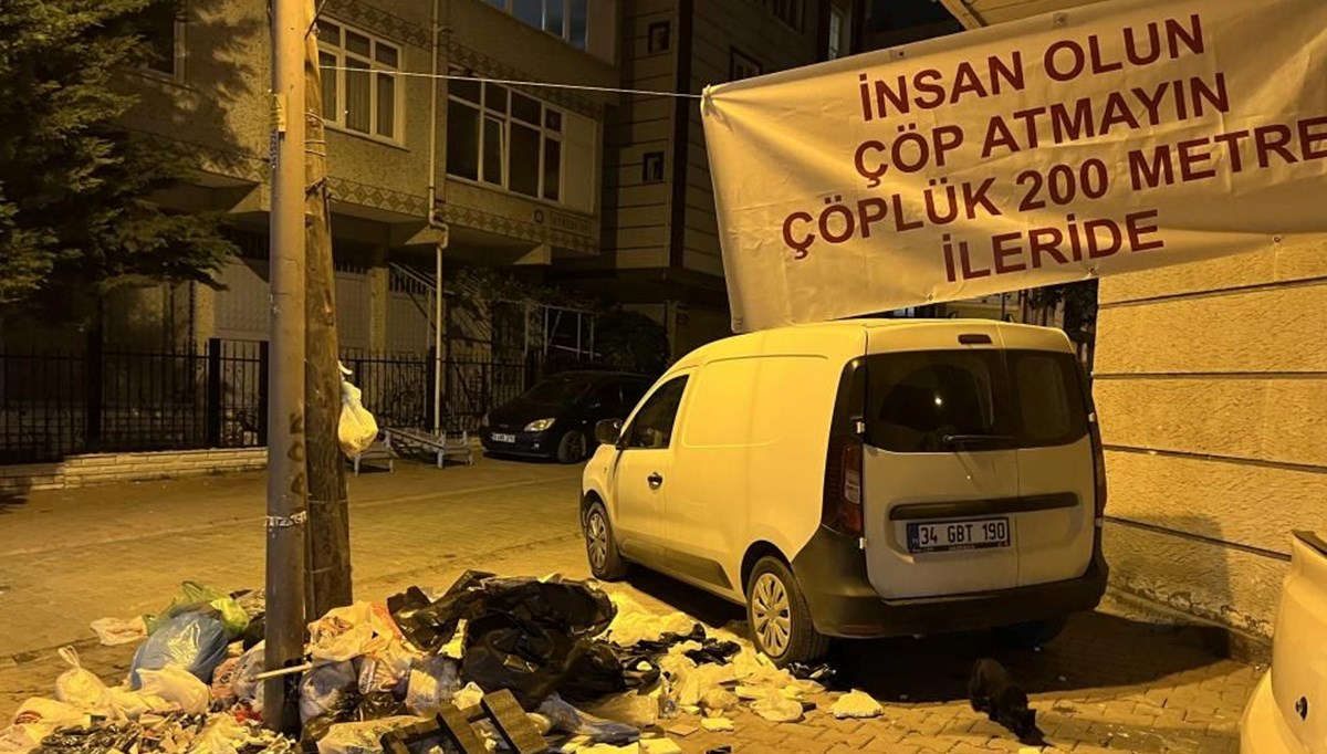 Apartman sakinlerinin pankartlı çöp isyanı Apartman sakinlerinin pankartlı çöp isyanı