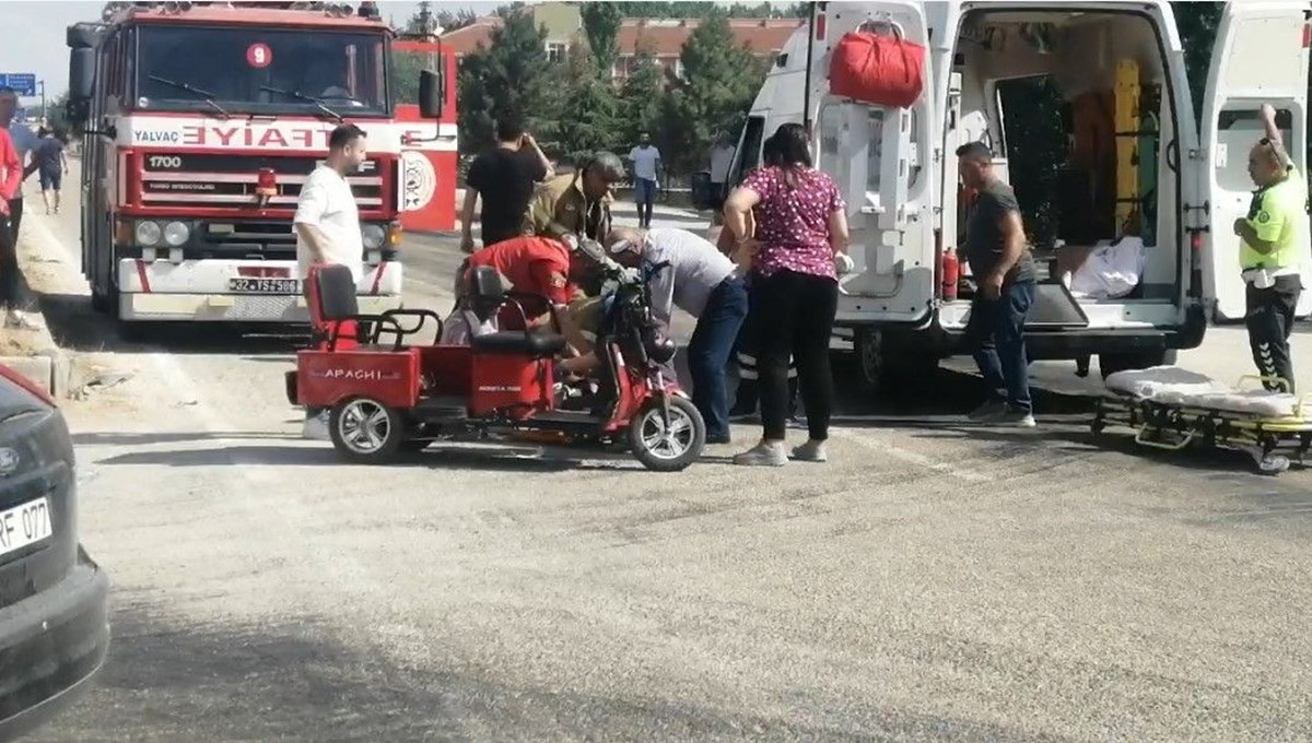 Isparta’da otomobil ile akülü bisiklet çarpıştı: 3 yaralı