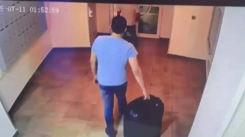 Soruşturma kapsamında güvenlik kamerasi görüntüleri de dosyaya girdi. Görüntülerde, şüphelilerin cesedi valize koyduğu ve kırmızı renkli bir otomobille taşıdıkları, daha sonra 500 bin lira karşılığında tuttukları kişiler yardımıyla başka bir araca yükleyip yol kenarındaki yeşillik alana attıkları belirlendi.