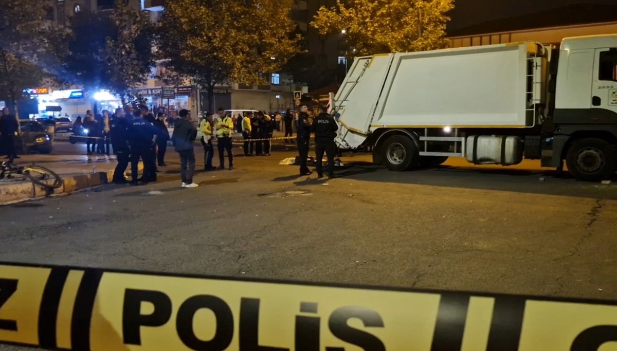 Diyarbakır'da çöp kamyonun çarptığı anne öldü, oğlu ağır yaralandı Diyarbakır'da çöp kamyonun çarptığı anne öldü, oğlu ağır yaralandı